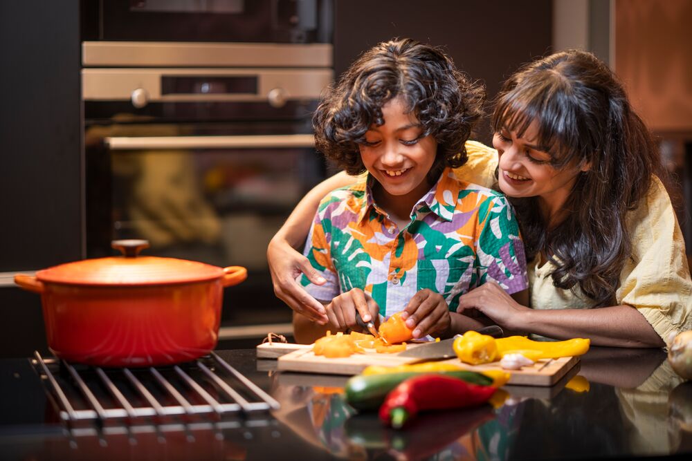 Vrouw en kind koken samen